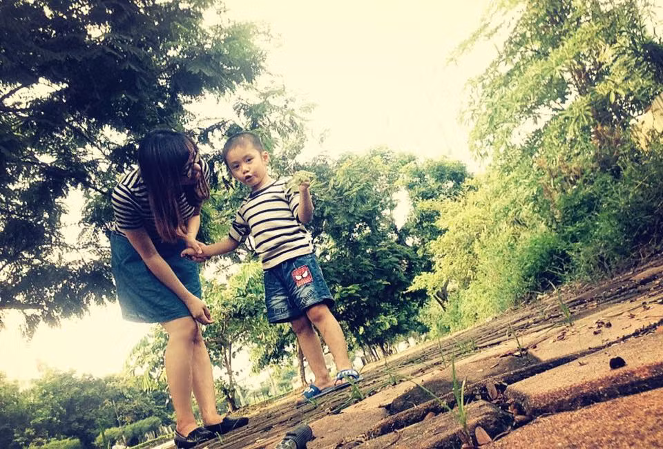 Những hình ảnh hạnh phúc của 2 mẹ con trong cuộc sống thường ngày khiến nhiều phụ nữ không khỏi ao ước.