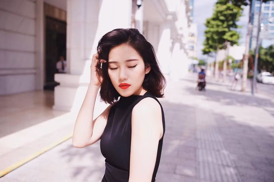 Ngoài việc chăm chỉ tập luyện thể dục thể thao, Milan Phạm cũng duy trì chế độ ăn uống khá lành mạnh để giữ được dáng người chuẩn. Mỗi ngày, cô ăn từ 2 – 3 bữa và ăn từng khẩu phần nhỏ. Sau 6 giờ tối, hot girl Hà Nội không ăn tinh bột và thường ăn nhiều rau, uống thật nhiều nước. Nhờ chế độ ăn cùng cường độ tập luyện cao giúp cho cô hot girl Hà thành luôn đạt được trạng thái cơ thể tốt nhất để phục vụ cho công việc.