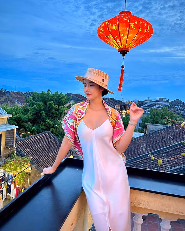 Trải qua nhiều vai diễn và quen mặt trên truyền hình nhưng ít ai biết Huyền Lizzie là một diễn viên tay ngang. Cô học ngành quản trị kinh doanh và được biết đến qua cuộc thi Miss Teen năm 2009. Năm ấy, Huyền Lizzie lọt top 5 và giành danh hiệu là diễn viên xuất sắc nhất ở trong cuộc thi Idifirent. Sau đó, cô là người mẫu ảnh cho khá nhiều tờ báo teen rồi tham gia nhiều bộ phim.