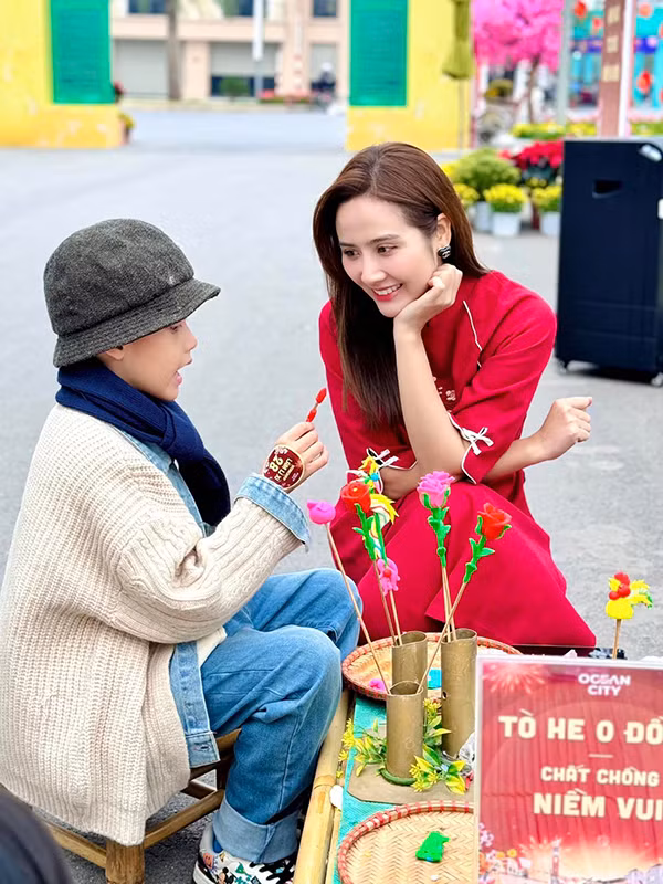 Nhưng hôn nhân của họ chỉ kéo dài được 5 năm, cả 2 sớm ly thân và quyết định ly hôn vào năm 2019. Nữ diễn viên sinh năm 1990 từ chối chia sẻ về lý do khiến hôn nhân của cô đổ vỡ. Cô chỉ tâm sự: "Tôi quyết định dứt khoát khi cảm thấy không còn phù hợp và xứng đáng sống bên nhau. Tôi không quá quan trọng việc mọi người suy nghĩ và bàn tán thế nào. Tôi muốn sống cho bản thân thay vì nghe theo mọi người xung quanh".