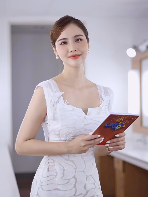 Là một trong những hotgirl thế hệ đầu của Hà Nội, Huyền Lizzie có nhiều cơ hội để phát triển sự nghiệp. Vóc dáng cao ráo cùng gương mặt bầu bĩnh non nớt, Huyền Lizzie được nhiều công ty giải trí phía Nam mời tham gia. Tuy nhiên, cô không dám "chơi lớn" vì mong muốn có một cuộc sống bình yên và hơn cả là cô không tự tin để thử.