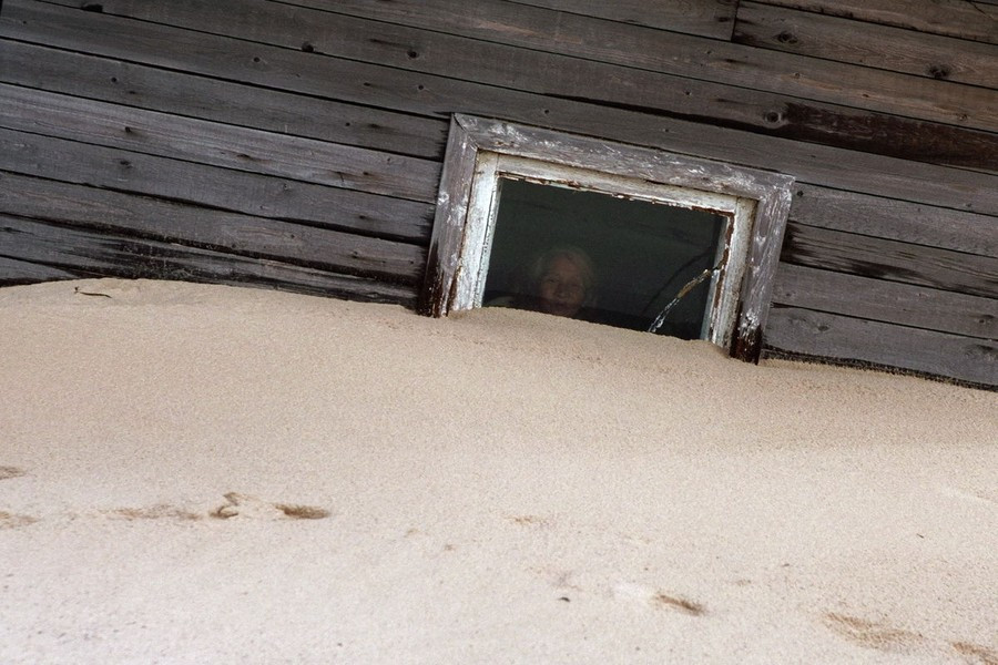 Người dân nơi đây đã quen với việc cát di chuyển, thức dậy dưới ánh mặt trời xuyên qua phần trên cùng của cửa sổ.