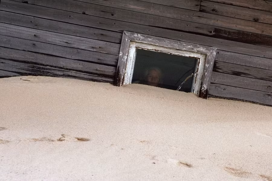 Người dân nơi đây đã quen với việc cát di chuyển, thức dậy dưới ánh mặt trời xuyên qua phần trên cùng của cửa sổ.