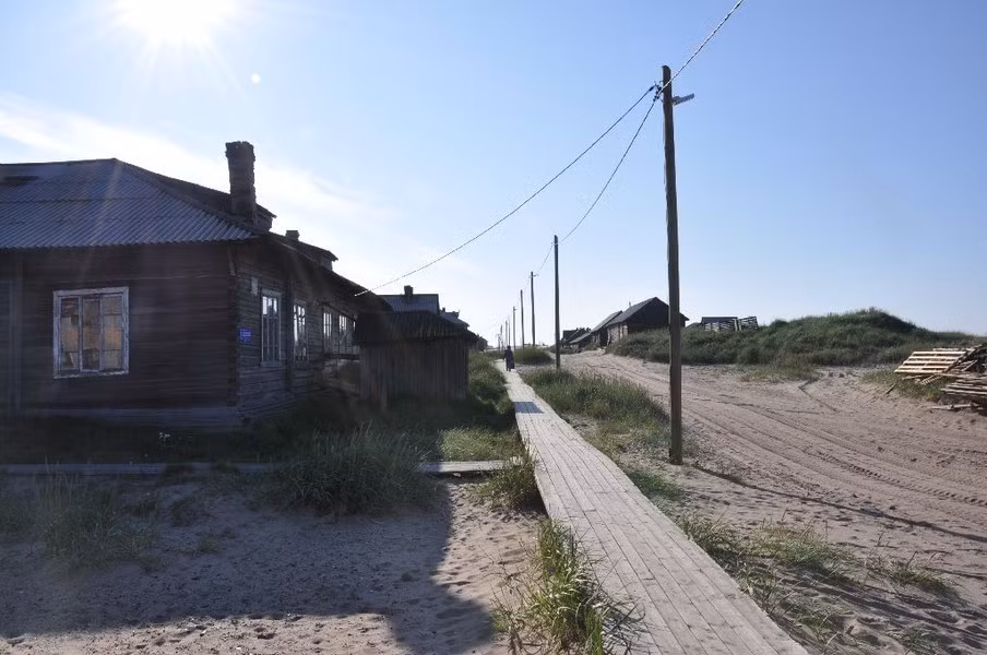 Chính bởi vậy, người dân nơi đây phải làm thêm cửa mở phía trên để không bị cát “nhốt” trong nhà.