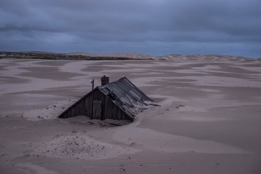Khi có gió to, các cồn cát liên tục di chuyển lên xuống bờ biển do tác động của gió tây và có thể chôn vùi những ngôi nhà chỉ trong một đêm.