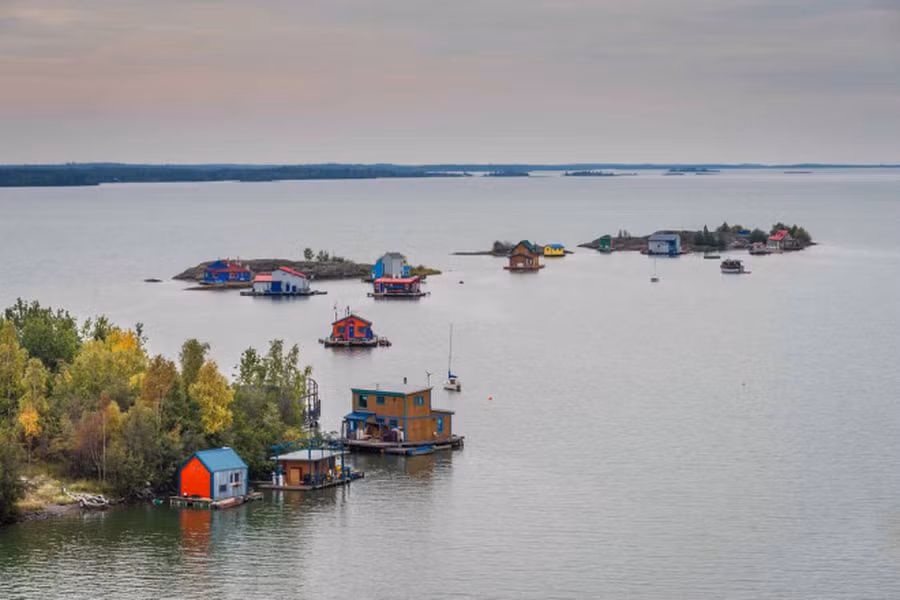 Hồ Great Slave nằm ở phía tây bắc Canada là hồ sâu nhất tại khu vực Bắc Mỹ, với độ sâu trung bình lớn hơn 610 m, diện tích khoảng 28.568 km2. Phần lớn diện tích hồ luôn bị đóng băng. Hồ Great Salve là những gì còn sót lại của lưu vực sông băng sau kỷ băng hà.