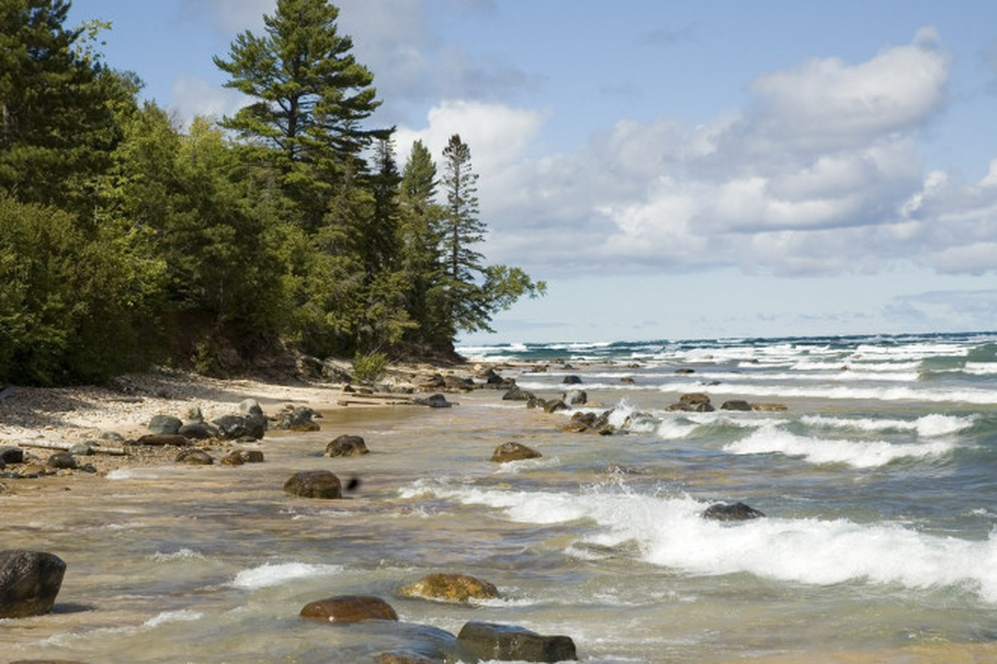 Hồ Superior nằm ở 2 quốc gia Mỹ và Canada được coi là một trong những hồ lớn nhất hành tinh. Đây cũng là hồ lớn nhất trong số các Hồ nước ngọt lớn của Bắc Mỹ với diện tích bề mặt kéo dài lên đến 82.100 km². Được cấp nước nhờ sông Mary và sông Soo Locks, nước từ hồ Superior chảy ra hồ Huron. Giống như các hồ lớn khác, hồ Superior được hình thành do các vận động của sông băng trước đây.