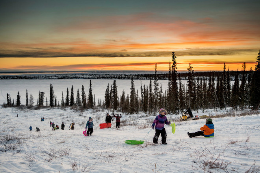 Hồ Great Bear là hồ lớn nhất ở Canada. Nó rộng 31.000 km2 và vẫn bị đóng băng hầu hết trong năm. Bề mặt của hồ nằm ở độ cao 186 m so với mực nước biển, và nó nổi tiếng với nhiệt độ lạnh không chịu nổi trong những tháng mùa đông.