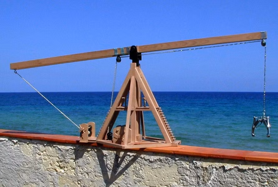 "Móng vuốt" của Archimedes: Theo lời thuật lại của các nhà sử học cổ đại, cỗ máy được mô tả như một loại cần trục được trang bị móc neo nhỏ. Nó có cơ chế tương tự như một chiếc cần trục với một sợi dây và một cái vuốt ở cuối đầu dây. Khi móng vuốt này được kích hoạt (có thể là bằng đòn bẩy) ngay trước khi các tàu tấn công đến gần, nó bám vào đáy và nâng thuyền lên.