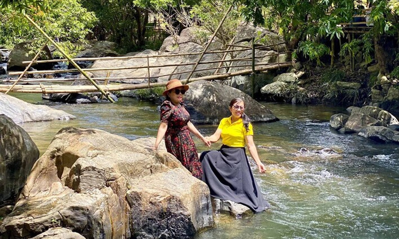 Ngam suoi Ta Ma mua hoa trang no ruc ro