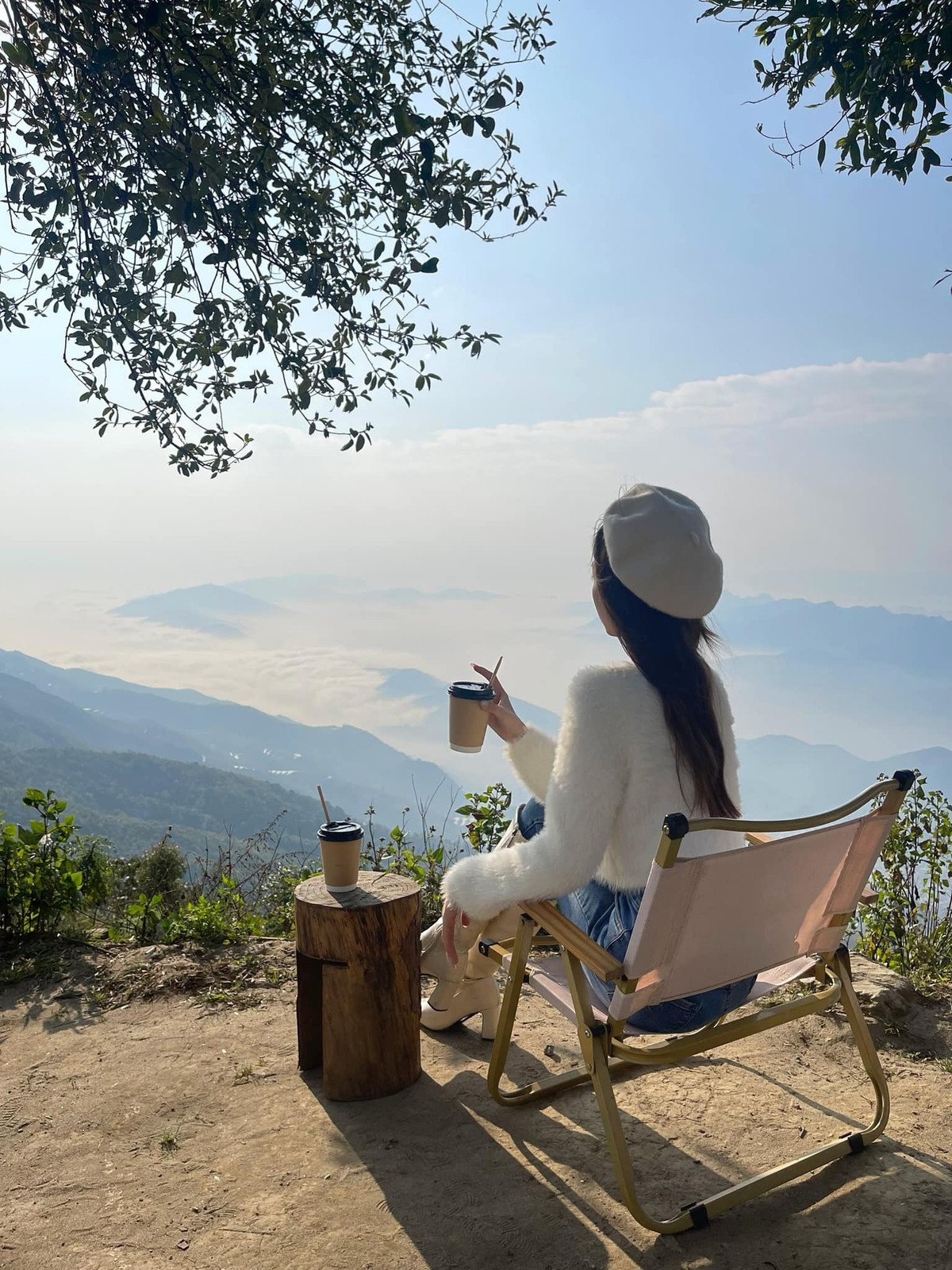 Mọi người cũng đã đến Khe Cải để ngồi chill với một chút mây ở phía dưới thấp. Các bạn tiếp tục lên đường đi “Sống lưng khủng long” - địa điểm không thể thiếu khi đến Tà Xùa.