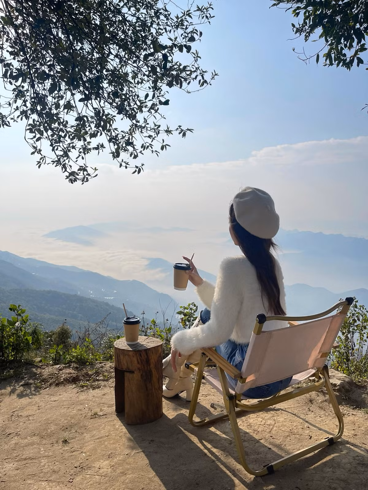 Mọi người cũng đã đến Khe Cải để ngồi chill với một chút mây ở phía dưới thấp. Các bạn tiếp tục lên đường đi “Sống lưng khủng long” - địa điểm không thể thiếu khi đến Tà Xùa.