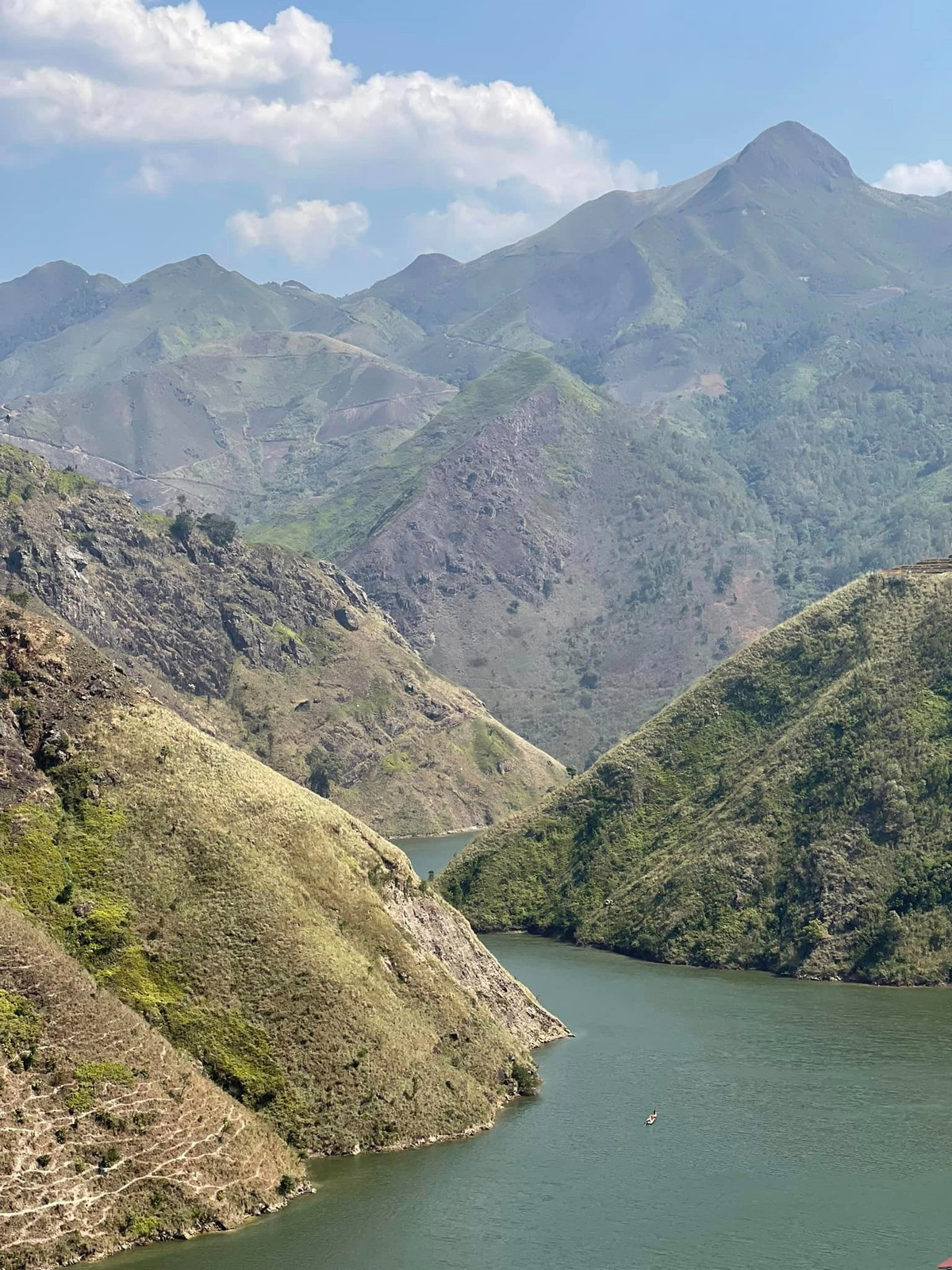 “Đối với chuyến đi Tà Xùa này cũng vậy, mọi thứ đều diễn ra theo kế hoạch của mình, nên mình cảm thấy rất hài lòng về chuyến đi. Đứng trước thiên nhiên rộng lớn và hùng vĩ như thế, mình thấy bản thân thật nhỏ bé. Mình có dùng từ nào đi chăng nữa cũng không thể nào diễn tả hết được vẻ đẹp ấy bằng lời, nên mọi người hãy cứ đi và trải nghiệm”, Kim Anh cảm nhận.