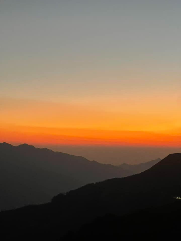 “Đồ ăn là thứ mà mình không kì vọng nhất trong mọi chuyến du lịch nhưng Tà Xùa đã khiến mình thay đổi hoàn toàn suy nghĩ đó. Ẩm thực vùng núi Tây Bắc thật sự khiến con người ta càng thêm yêu nơi đây hơn. Một số quán ăn nổi tiếng mình giới thiệu mọi người nên thử khi đến Tà Xùa như bếp Tấm, nhà hàng A Phủ, Anh Phong quán…”, Kim Anh nói.