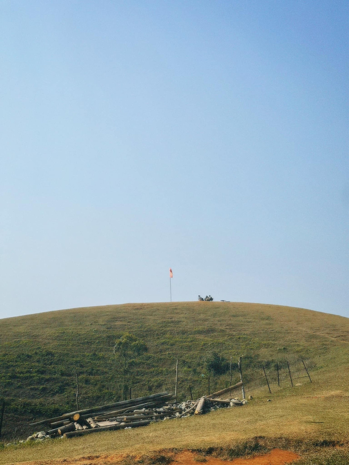 Đầu giờ chiều, du khách đi ăn trưa tại bếp Tấm với nhiều món ăn ngon. Sau đó, họ đi check-in homestay và nghỉ ngơi, nghỉ sức. Đến 5h chiều, cô nàng thức dậy đi đón hoàng hôn tại ngay quán cafe Nhà Của An, rồi đi dạo các quán cafe trên Đỉnh gió gần đó như Mị, Hiên, Panorama…