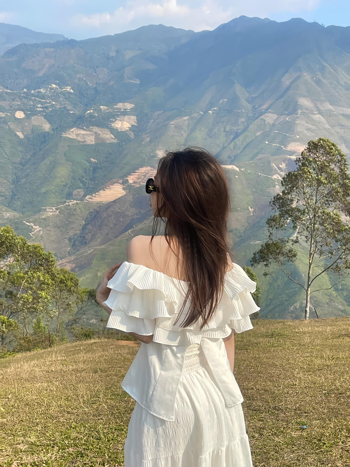 Màn đêm buông xuống, các vị khách di chuyển đi ăn lẩu gà đen tại nhà hàng A Phủ, rồi quay lại homestay để nghỉ ngơi có sức sáng sớm hôm sau dậy săn bình minh.