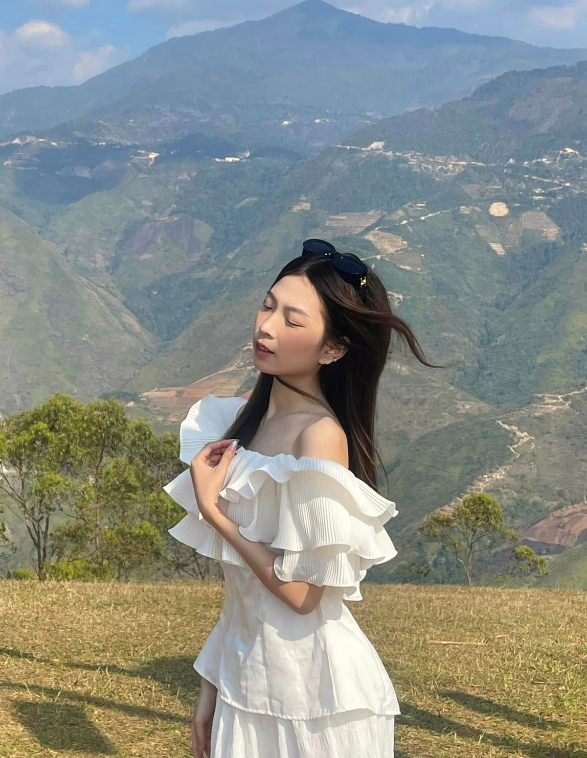 Khám phá vẻ đẹp mảnh đất này, Kim Anh cùng mọi người thuê xe máy đi xuống Thảo nguyên và Thào cô đơn. Dọc đường đi xuống Thào, các bạn có đi ngang qua mỏm cá heo và cây cô đơn.