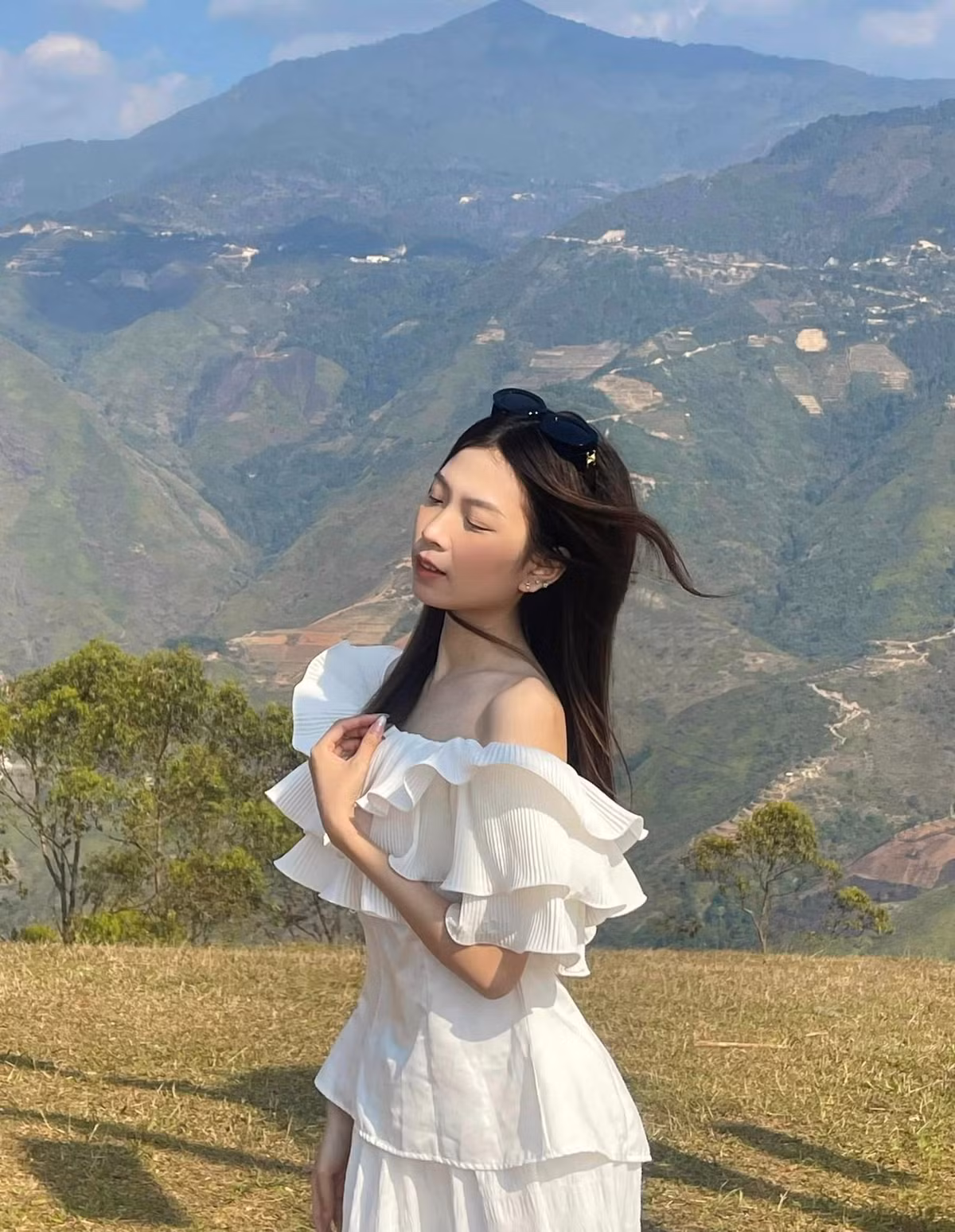 Khám phá vẻ đẹp mảnh đất này, Kim Anh cùng mọi người thuê xe máy đi xuống Thảo nguyên và Thào cô đơn. Dọc đường đi xuống Thào, các bạn có đi ngang qua mỏm cá heo và cây cô đơn.