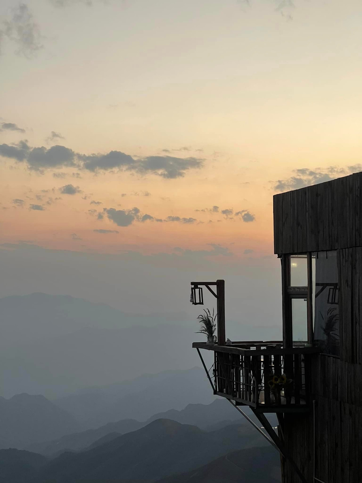 Thức dậy ở một nơi xa trong không gian rộng lớn, Kim Anh đón bình minh ngay tại đỉnh gió và tất nhiên không thể thiếu được tô mì tôm có view “triệu đô”.