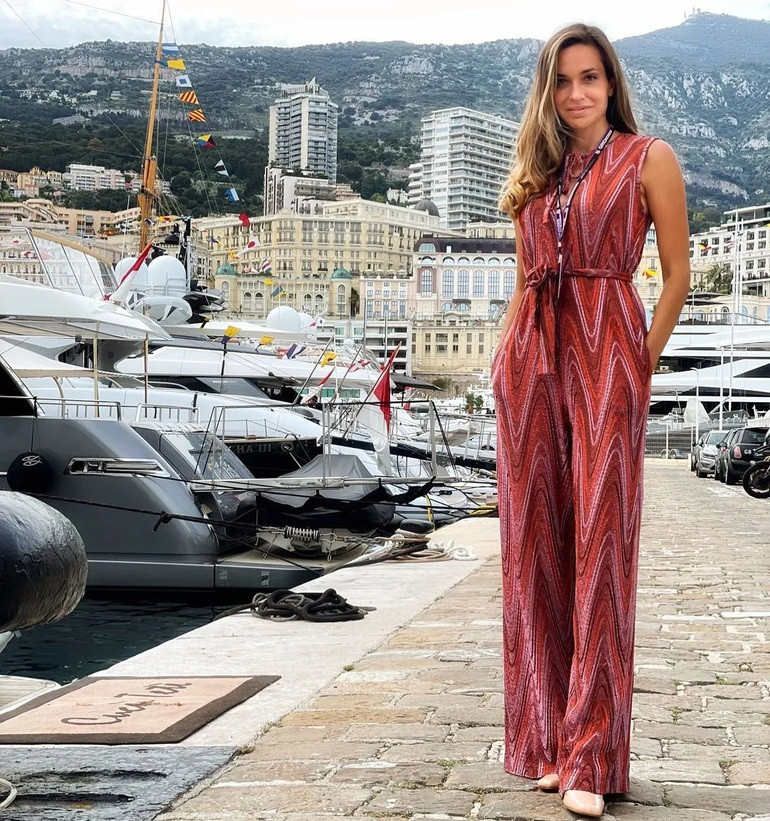 Ban gai tay dua Fernando Alonso gay an tuong voi ve dep quyen ru-Hinh-2