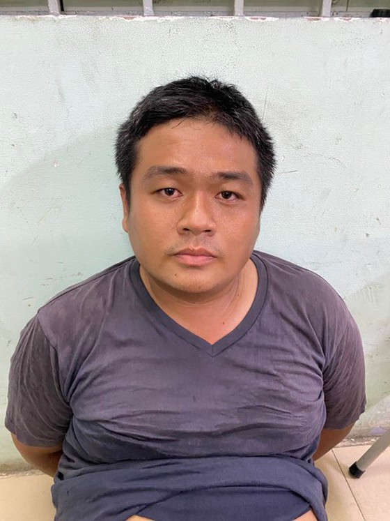  Nổ súng bắt kẻ cướp giật tài sản: Ngày 14/5, Phòng Cảnh sát Hình sự (PC02), Công an TP HCM vừa bàn giao đối tượng Trần Xuân Tuấn (SN 1989, quận 3) cho Công an quận Phú Nhuận điều tra về hành vi cướp giật tài sản. Trưa 13/5, Tuấn bị các trinh sát đội 3 (PC02) phát hiện lái xe xe máy áp sát cướp giật dây chuyền của 1 người phụ nữ trên đường Huỳnh Văn Bánh, phường 11, quận Phú Nhuận. Cảnh sát đã truy đuổi và nổ súng chỉ thiên, bắt giữ Tuấn. 