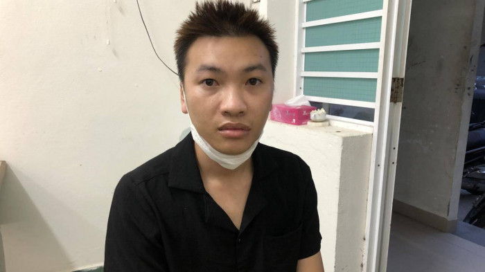  Chém bạn nhậu vì người yêu bị sờ soạng: Công an quận Ngũ Hành Sơn (TP.Đà Nẵng) đang tạm giữ hình sự Trương Hoàng Biểu (25 tuổi, Bình Định) điều tra hành vi Cố ý gây thương tích. Tối 11/5, Biểu cùng bạn gái tổ chức nhậu với nhóm bạn tại một bãi giữ xe trên đường An Thượng 28 (phường Mỹ An). Tại đây, M. (30 tuổi, quê Thái Nguyên) liên tục trêu ghẹo, sờ soạng bạn gái Biểu dẫn đến Biểu và M xảy ra mâu thuẫn. Sau đó, Biểu nhặt con dao trên vỉa hè đường Mai Thúc Lân, Khi tiếp tục cự cãi với M., Biểudùng con dao chém vào vùng mặt của M. 