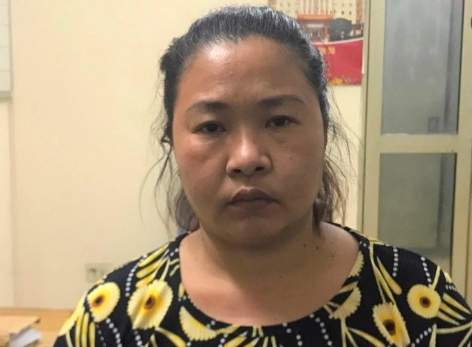  Chém 'người tình' U70: Cơ quan cảnh sát điều tra Công an quận Hai Bà Trưng (Hà Nội) đang tạm giữ hình sự Nguyễn Thị Tú Oanh (38 tuổi, quê Quảng Xương, Thanh Hóa) để điều tra về hành vi Giết người. Do mâu thuẫn, sáng 9/5,Oanh mua con dao rồi tìm đến khu vực ông P. thường hay đứng chờ khách. Sau đó, Oanh nhờ ông P. chở sang khu vực hồ Ba Mẫu với giá 20.000 đồng. Đến đường Lê Duẩn, Oanh bất ngờ rút dao chém 3 nhát vào cổ ông P., khiến nạn nhân gục tại chỗ và hiện vẫn đang hôn mê. Oanh khai động cơ chém trọng thương người đàn ông là do thường xuyên bị ông này đe dọa, đánh và đòi quan hệ tình dục.