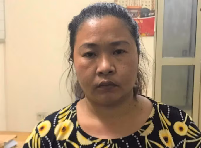  Chém 'người tình' U70: Cơ quan cảnh sát điều tra Công an quận Hai Bà Trưng (Hà Nội) đang tạm giữ hình sự Nguyễn Thị Tú Oanh (38 tuổi, quê Quảng Xương, Thanh Hóa) để điều tra về hành vi Giết người. Do mâu thuẫn, sáng 9/5,Oanh mua con dao rồi tìm đến khu vực ông P. thường hay đứng chờ khách. Sau đó, Oanh nhờ ông P. chở sang khu vực hồ Ba Mẫu với giá 20.000 đồng. Đến đường Lê Duẩn, Oanh bất ngờ rút dao chém 3 nhát vào cổ ông P., khiến nạn nhân gục tại chỗ và hiện vẫn đang hôn mê. Oanh khai động cơ chém trọng thương người đàn ông là do thường xuyên bị ông này đe dọa, đánh và đòi quan hệ tình dục.