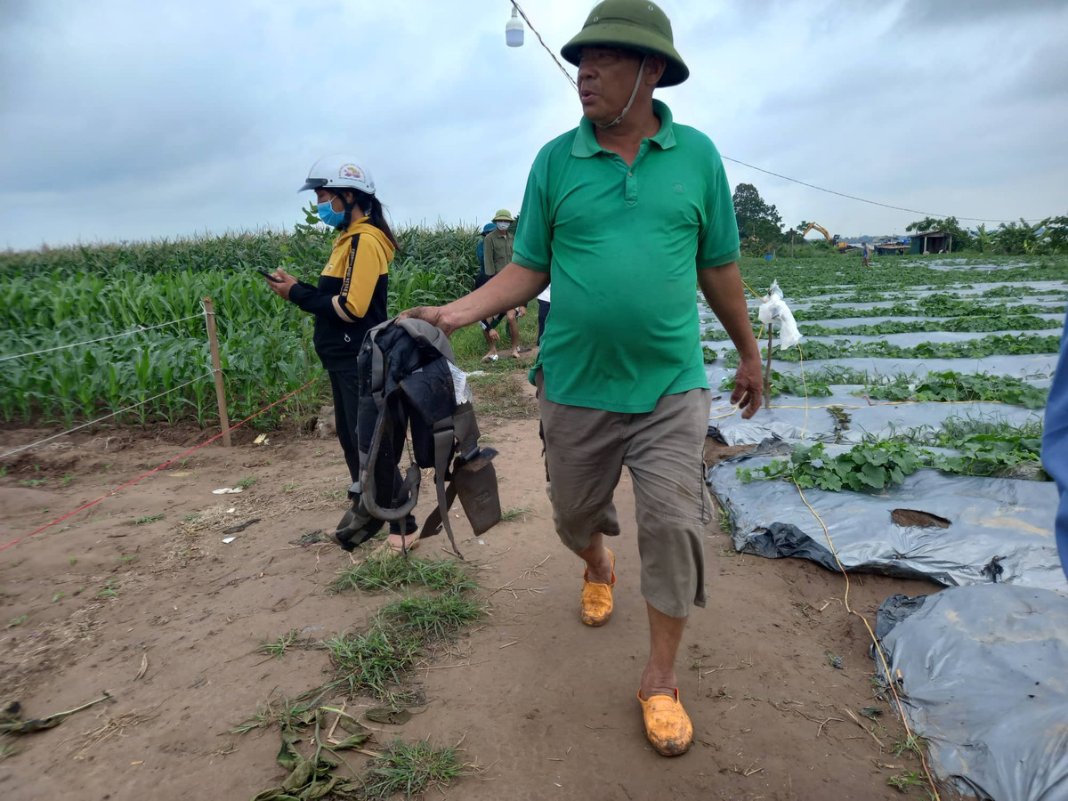 Khi chứng kiến cảnh hai mẹ con được tìm thấy trong cảnh mẹ vẫn địu con nhỏ, nhiều người không cầm được nước mắt. 