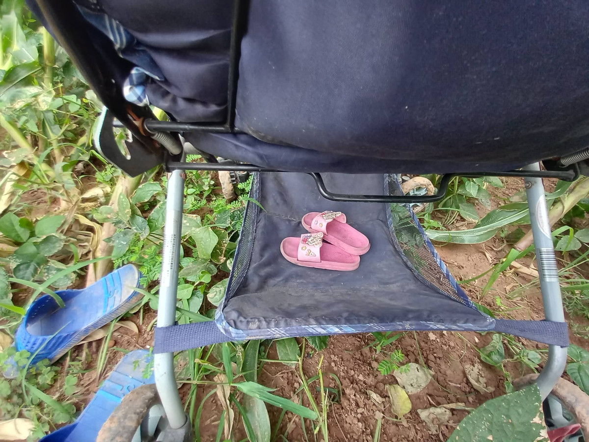 Đôi dép hồng xinh của bé 2 tuổi giờ chỉ còn lại là sự ám ảnh với những người còn sống.