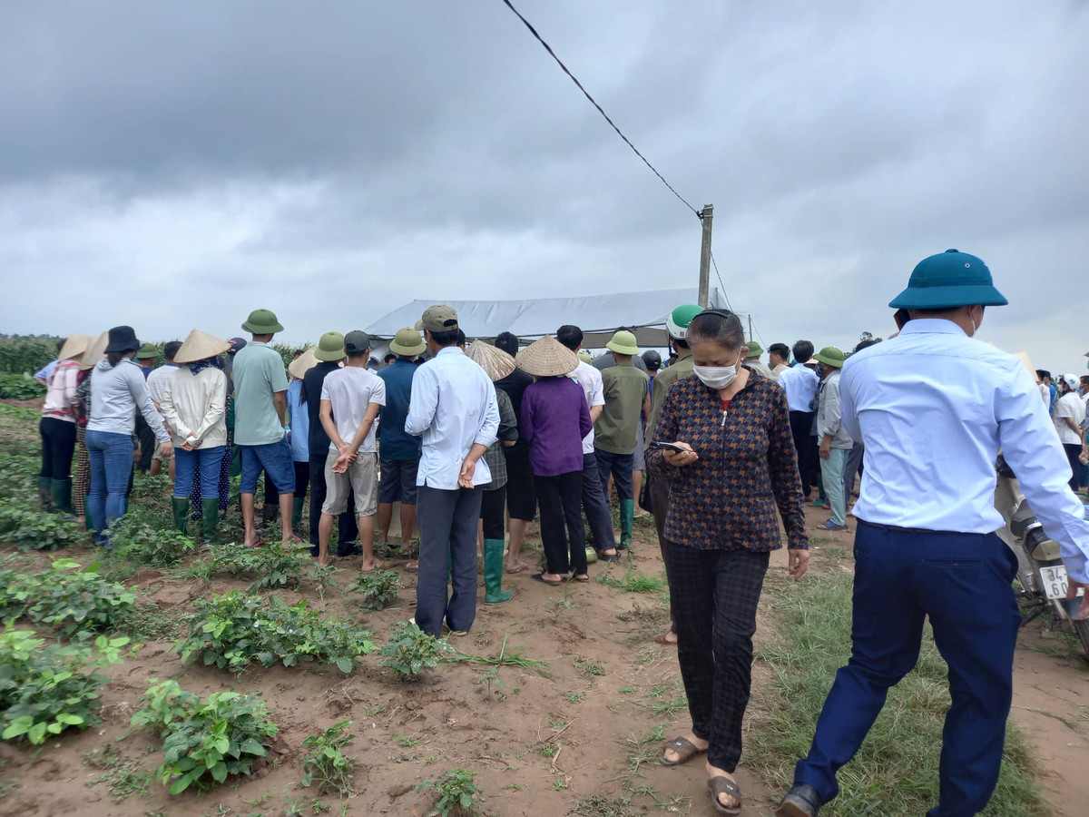 Nhiều người dân xã Cẩm Văn đã bật khóc khi chứng kiến những cảnh tượng quá đau lòng.