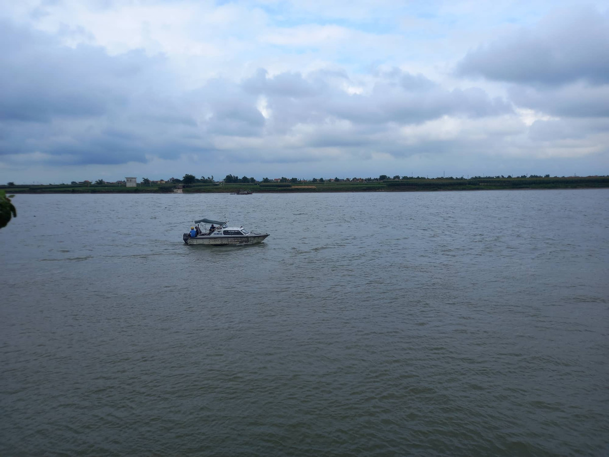 Ông Trần Thế Tuyền – Chủ tịch UBND xã Cẩm Văn cho biết, mặc dù lực lượng chức năng đã thả lưới, mò lặn khắp cả đoạn sông trong nhiều tiếng đồng hồ. Nhưng do sông Thái Bình rộng, hôm nay gió lớn, nước chảy siết nên đội thợ lặn gặp rất nhiều khó khăn. 