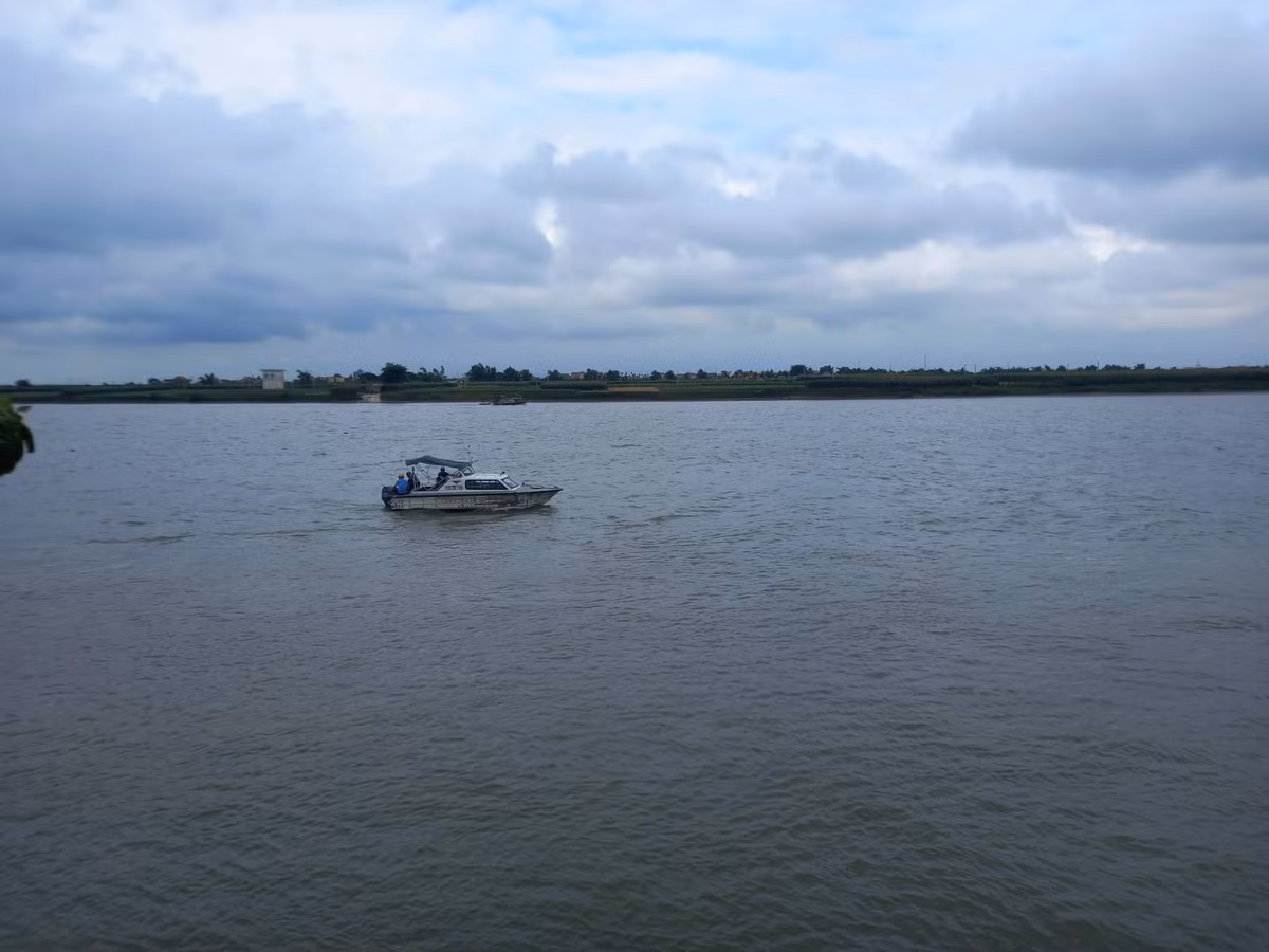 Ông Trần Thế Tuyền – Chủ tịch UBND xã Cẩm Văn cho biết, mặc dù lực lượng chức năng đã thả lưới, mò lặn khắp cả đoạn sông trong nhiều tiếng đồng hồ. Nhưng do sông Thái Bình rộng, hôm nay gió lớn, nước chảy siết nên đội thợ lặn gặp rất nhiều khó khăn. 