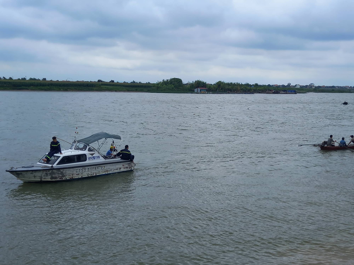 Khoảng 10h sáng, một số người quen, nhận được tin nhắn có đại ý giống như “tạm biệt” của chị Th. Khi đó, người nhà đổ xô đi tìm, phát hiện thấy dép, điện thoại, xe đẩy của 3 mẹ con ở sát ngay bờ sông Thái Bình. Đồng thời có dấu chân đi hướng về phía mép nước nên đi tìm kiếm và báo cáo chính quyền địa phương.