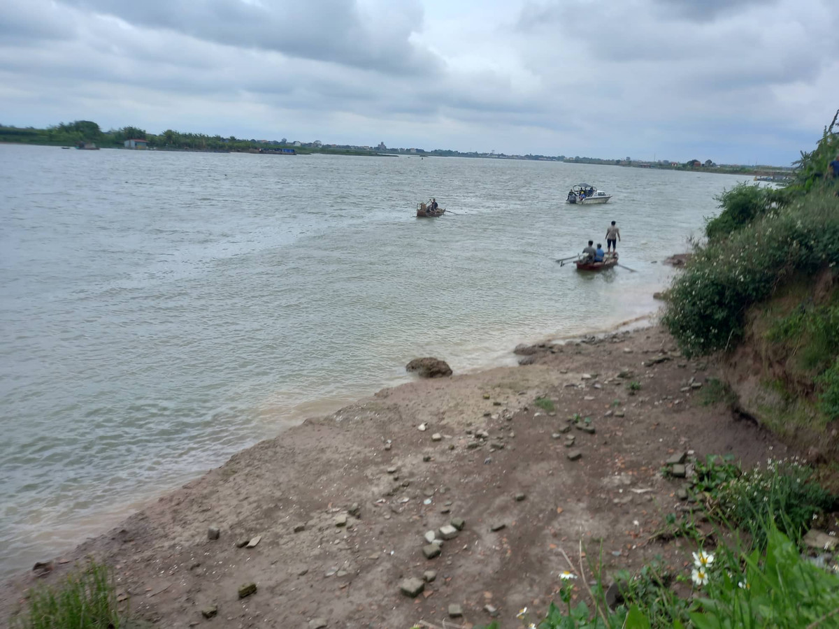 Ngay khi nhận được thông tin, lực lượng chức năng đã huy động nhiều thợ lặn cùng các phương tiện thuyền, ca nô để tìm kiếm khu vực sông Thái Bình gần vị trí phát hiện chiếc xe đẩy.