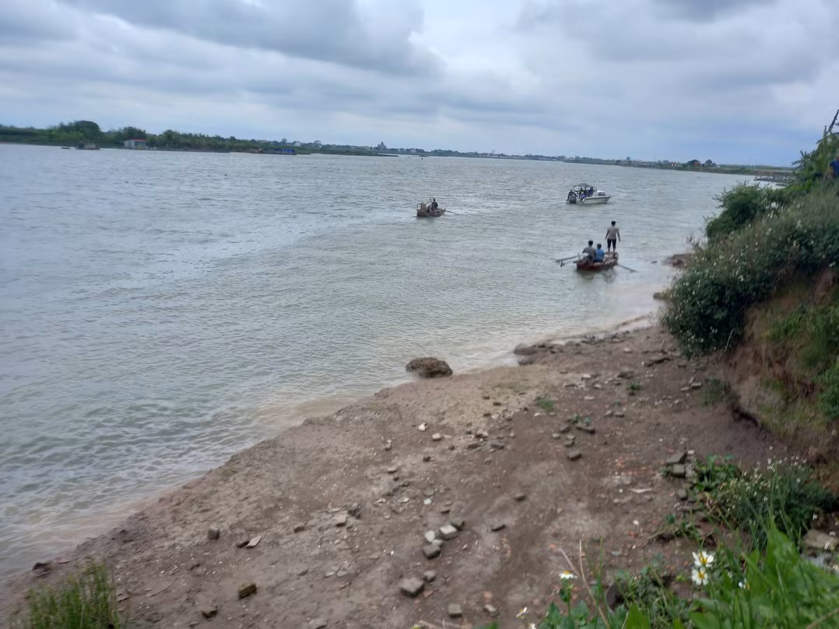 Ngay khi nhận được thông tin, lực lượng chức năng đã huy động nhiều thợ lặn cùng các phương tiện thuyền, ca nô để tìm kiếm khu vực sông Thái Bình gần vị trí phát hiện chiếc xe đẩy.