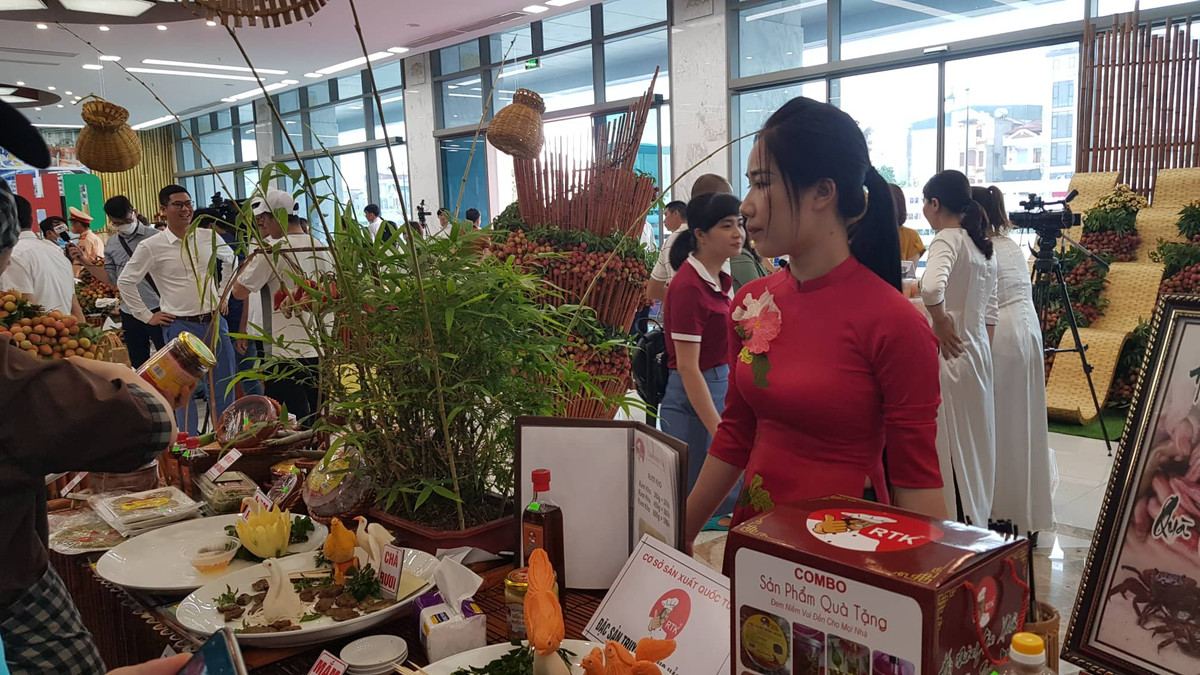 Hai Duong: Day manh xuc tien tieu thu vai thieu, nguoi dan phan khoi...“duoc mua, duoc gia“-Hinh-16