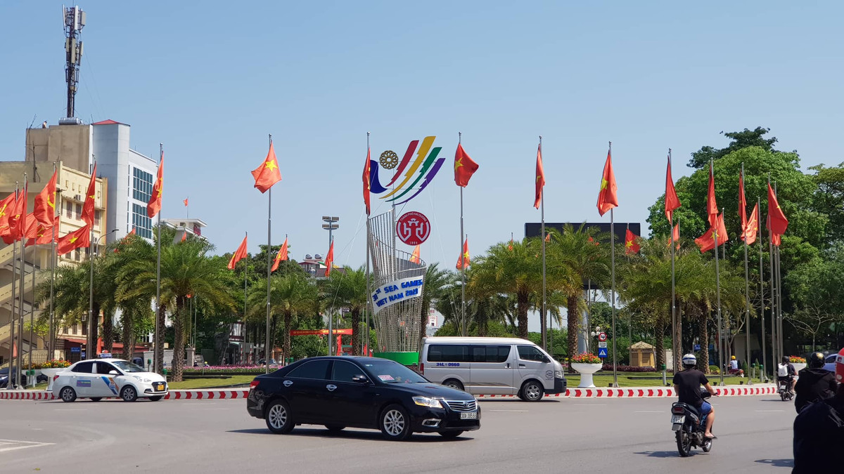 Biểu tượng SEA Games 31 được lắp đặt ở nhiều nút giao thông.