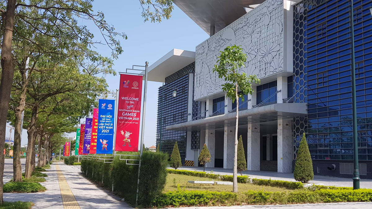 Các tuyến phố xung quanh Trung tấm Văn hóa Xứ Đông đã được trang hoàng pano tuyên truyền về SEA Games 31.