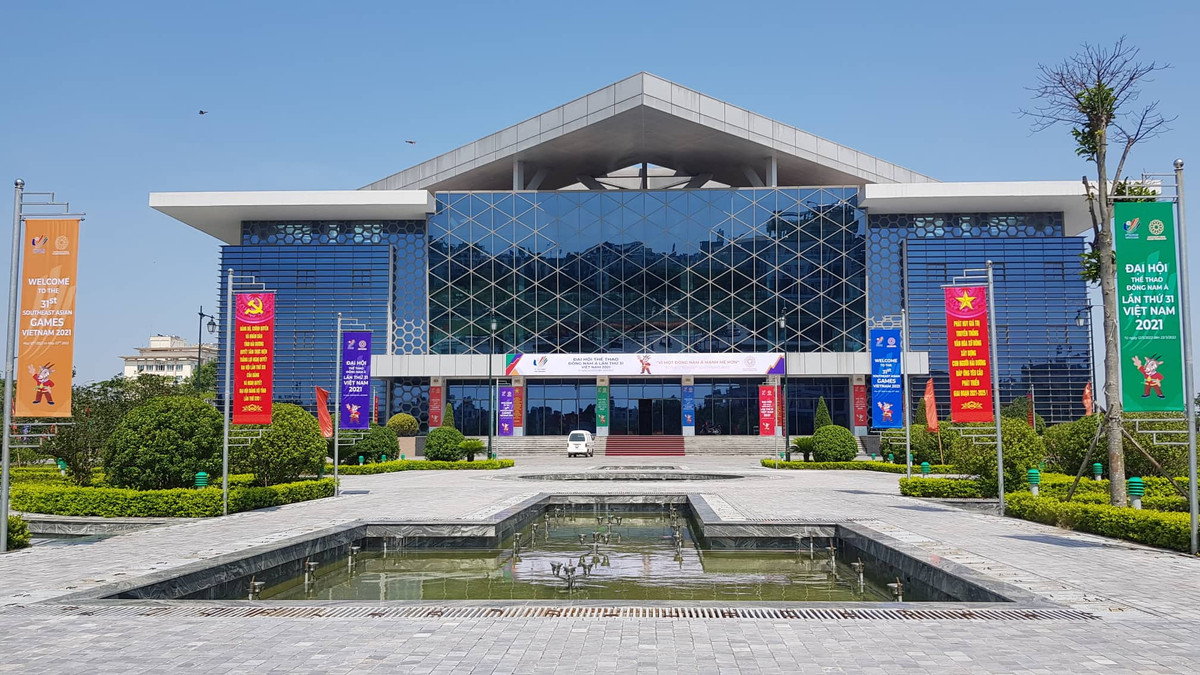 Trung tâm Văn hóa Xứ Đông được trang hoàng nhiều pano tuyên truyền về SEA Games 31 .