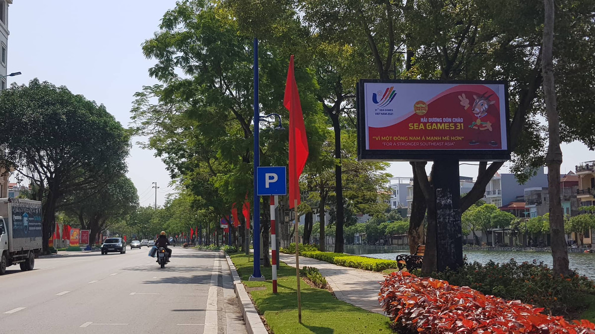 Đến thời điểm này, việc lắp đặt phương tiện tuyên truyền trực quan SEA Games 31 trên các tuyến phố chính ở TP Hải Dương đã cơ bản hoàn tất.