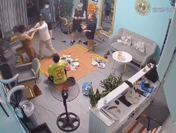 Lúc này, bạn trai đi cùng K. là P.Đ.N. thấy bất thường nên đã cầm điện thoại nói chuyện. Trong khi nói chuyện, giữa N. và người đàn ông đầu dây bên kia xảy ra cãi vã. Sau đó, người đàn ông (được cho là bác sĩ) hỏi N. đang ở đâu thì anh này đọc địa chỉ. Ít phút sau, có 1 người đàn ông đi xe máy nhãn hiệu Honda Air Blade đến và sau đó là 3 người đi ô tô đến. 