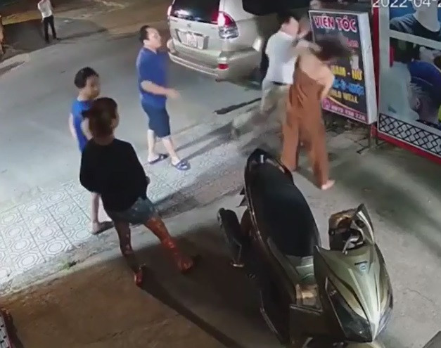 Sáng 3/5, trao đổi với báo chí, đại tá Vũ Hồng Quang - Giám đốc Công an tỉnh Cao Bằng xác nhận người đàn ông đánh cô gái trong video đăng tải trên mạng xã hội là Phó công an phường Sông Bằng (TP Cao Bằng) và đã yêu cầu tạm đình chỉ Phó trưởng Công an phường Sông Bằng để xác minh, xử lý. “Hiện cơ quan chức năng chưa nhận được đơn tố cáo hay khiếu nại từ phía bị hại”, ông Quang nói. 