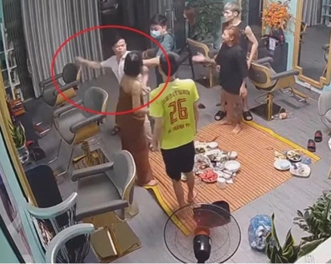 Clip ghi lại cảnh trong tiệm cắt tóc cho thấy, khi những người ở quán cắt tóc vào nhà, người đàn ông áo trắng tiếp tục đi theo và đánh tát vào cô gái. Mặc dù những người có mặt đều nói "nhà có camera" nhưng người đàn ông áo trắng vẫn hung hăng lao vào. 