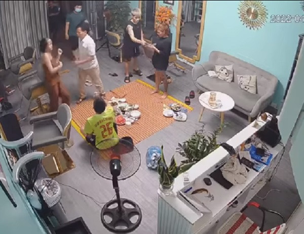 Anh K. chủ tiệm tóc cho biết, những người đi ô tô đến định bắt anh P.Đ.N. nhưng không đưa ra được giấy tờ, lệnh bắt hay lý do vì sao bắt người. Chủ tiệm cắt tóc cũng cho biết, ngay ngày 29/4, nhóm người của vị bác sĩ kia đã liên hệ, quay lại gặp M.K. và xin được hòa giải. 