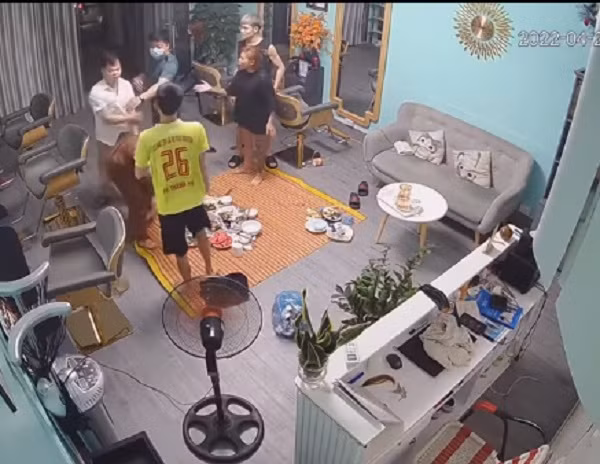 Đáng chú ý, nhóm người định đưa nam thanh niên ở quán cắt tóc đi khi không đọc lệnh bắt giữ hay giới thiệu chức vụ. Vụ việc chỉ được dừng lại khi công an phường sở tại có mặt để giải quyết, người đàn ông hành hung cô gái và 2 người mặc quần áo giống công an mới chịu rời đi. 