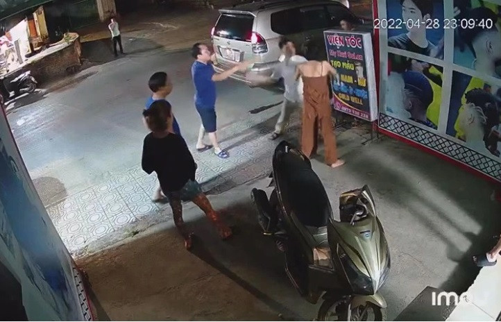 Lãnh đạo Công an TP Cao Bằng cho biết, đơn vị đã nắm được vụ việc và đang yêu cầu xác minh, xử lý nghiêm với quan điểm vi phạm đến đâu, xử lý đến đó. "Nếu có hành vi nghiêm cấm chúng tôi sẽ xử lý nghiêm, ai cũng thế thôi, kể cả phó trưởng công an phường", vị này nói. 