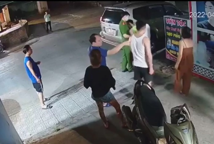 Theo nội dung 2 đoạn clip cho thấy, 2 người đàn ông mặc thường phục cùng 2 người đàn ông mặc quần áo giống công an đi trên xe ô tô biển trắng dừng trước một quán cắt tóc tại phường Đề Thám (TP Cao Bằng, tỉnh Cao Bằng).