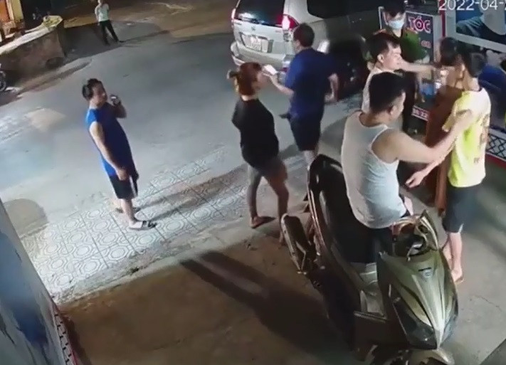 Vụ việc Phó Công an phường Sông Bằng đánh phụ nữ tại tiệm cắt tóc ở phường Đề Thám (TP Cao Bằng, tỉnh Cao Bằng) được camera ghi lại và người dân chia sẻ lên mạng xã hội facebook. 