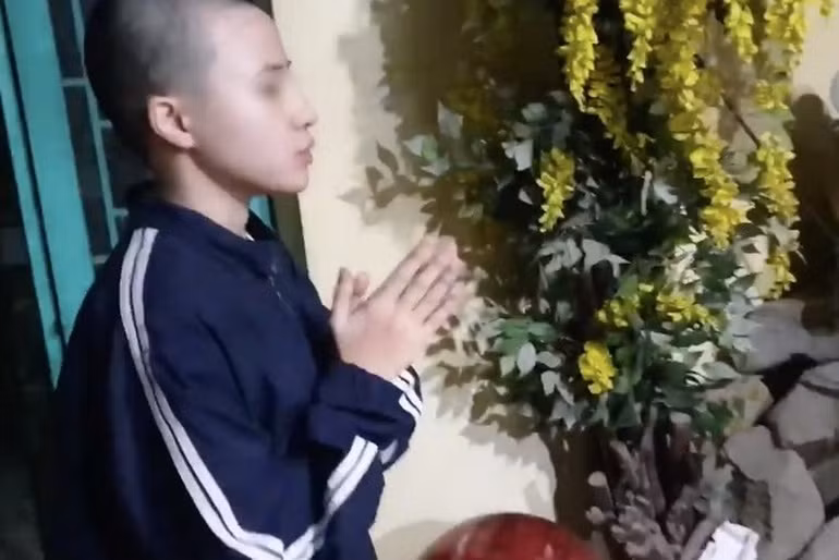 Tháng 9/2019, bà Mai gửi đơn trình báo đến Công an xã Hòa Khánh Tây, huyện Đức Hòa, về việc con gái Võ Thị Diễm My bỏ nhà ra đi. Bà Mai cho biết có thể con gái bà đã cùng Lê Thanh Huyền Trân (17 tuổi, ngụ xã Hòa Khánh Tây) đến nhà bà Cao Thị Cúc (Tịnh thất Bồng Lai). Tuy nhiên thời điểm đó, công an xác định hồ sơ lưu trú hộ bà Cúc, có một người chưa đăng ký tạm trú và không có ai tên Võ Thị Diễm My.